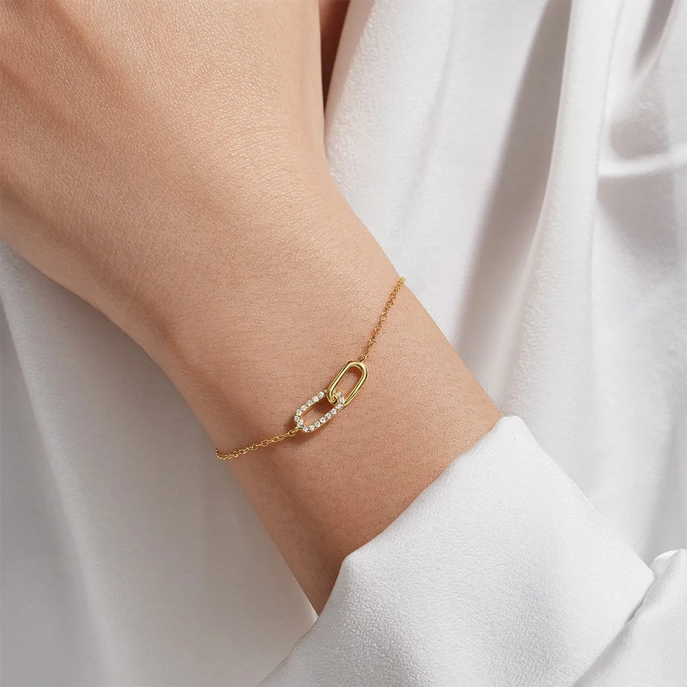 Eos Link Bracelet in 18K gold-plated 925 sterling silver with opal stone. Elegant infinity design, perfect for daily wear and special occasions.