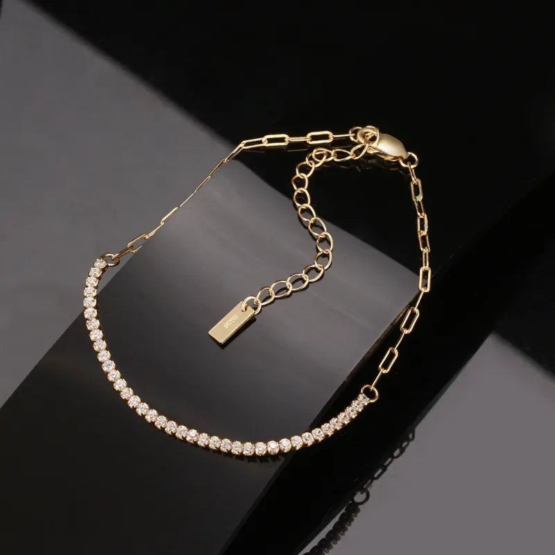 Elysia Bracelet in sterling silver with 4A zircon inlay. Elegant, adjustable jewelry piece featuring a delicate chain and sparkling zircon stones.